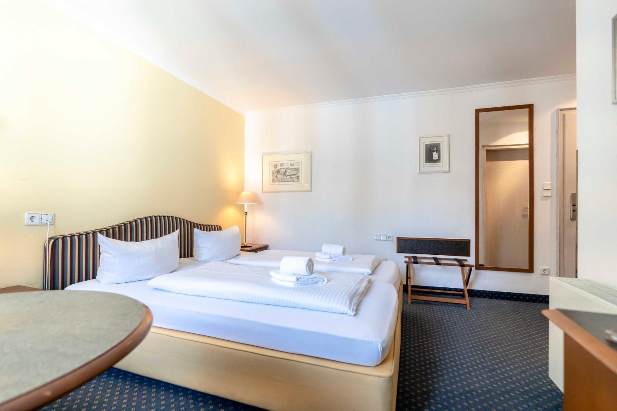 Hotel Alter Wirt Weyarn Exterior foto