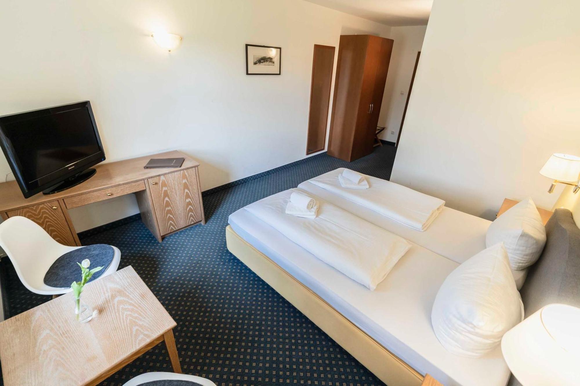 Hotel Alter Wirt Weyarn Exterior foto